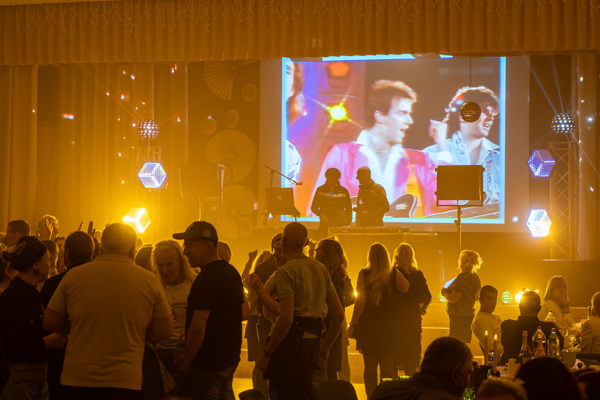 Möödunud reedel seadsid Puiga rahvamajja oma sammud üle saja Puiga diskovilistlase. Kohapeal keerutasid plaate ja mängisid parimaid 1980. ja 1990. aastate hitte diskorid Jaanis ja Meelis Koppel. Foto: Martin Mark